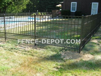 aluminum-fence-with-doggie-panel