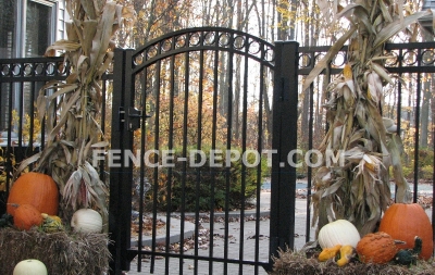 saybrook-specrail-brand-fence-with-decorative-rings