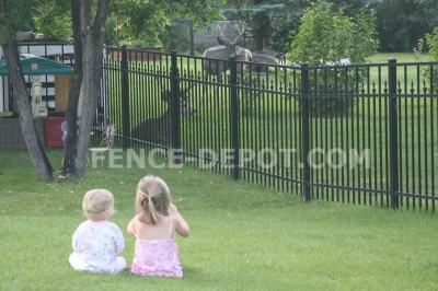 smoothtop-aluminum-fence-with-finials