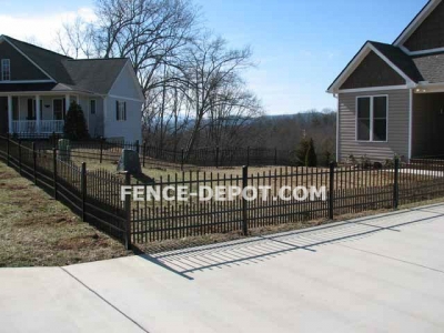 spear-point-aluminum-fence-with-doggie-panel