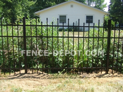 staggered-spear-aluminum-fencing