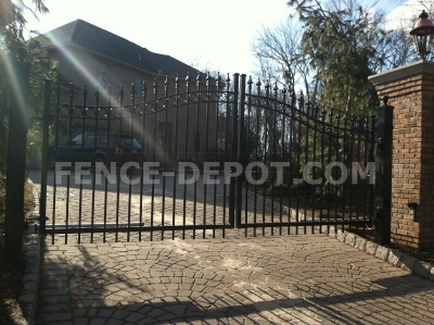 wrought-iron-driveway-gate-with-rings
